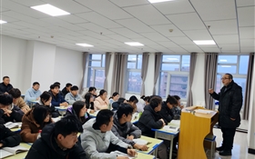 校長李海軍深入聯系班級、宿舍、課堂與學生談?chuàng)?、話成長